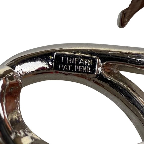 Trifari Vintage Silver Tone Rhinestone Sapphire Blue Crescent Brooch Pin Elegant - Picture 3 of 6